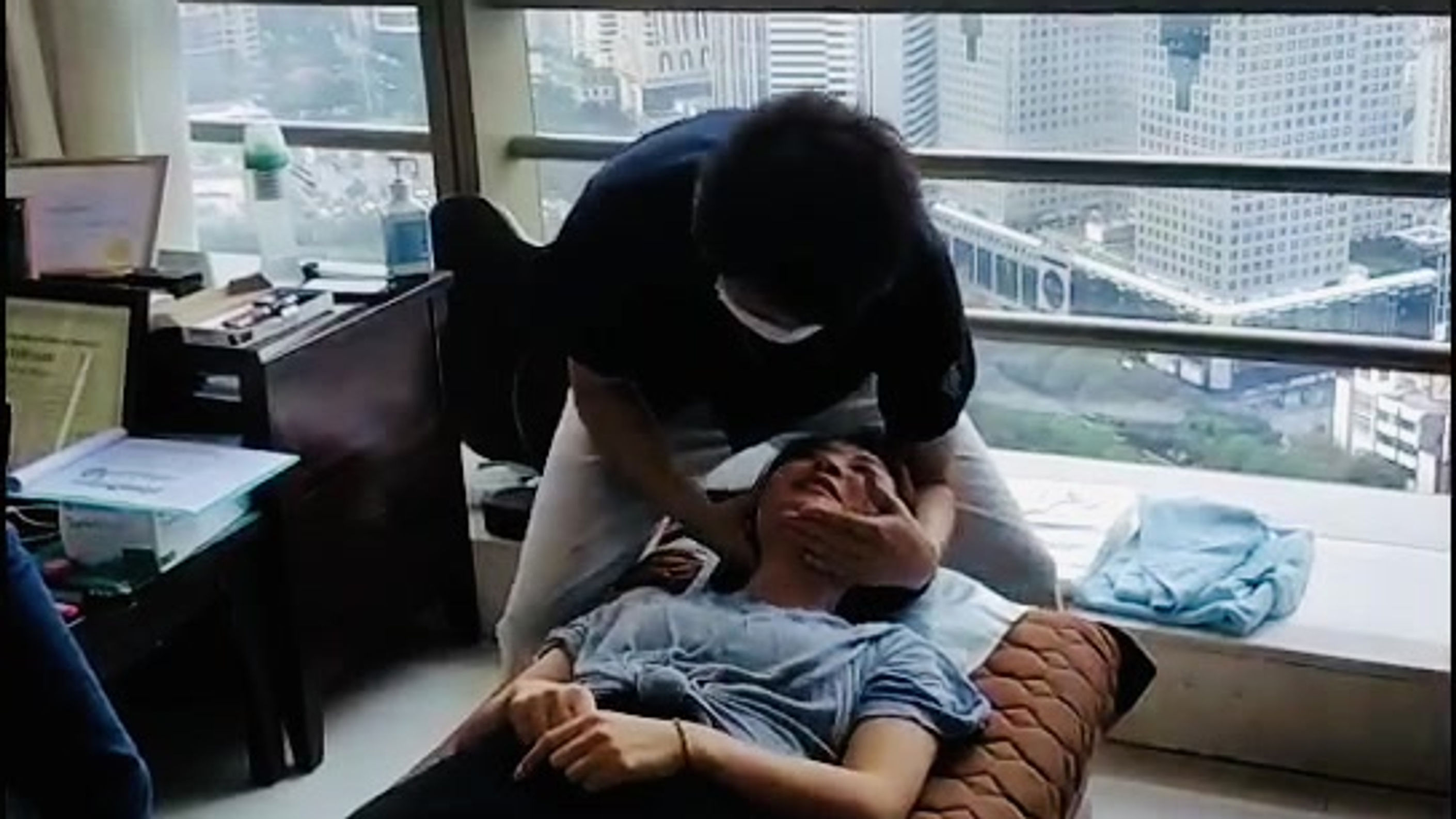 頚椎矯正(小柄な女性 海外モデル)